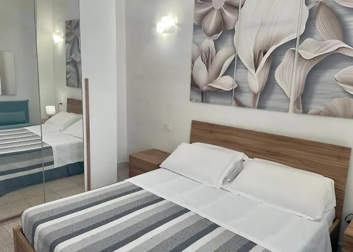 Onlyrooms V - Sea View & Train Station Guest house