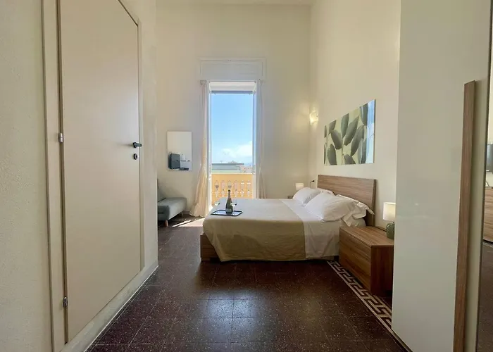 Guest house Onlyrooms V - Sea View & Train Station