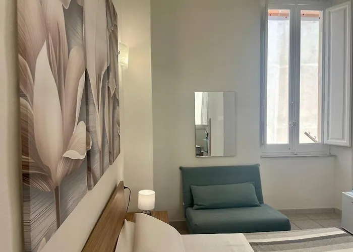 Onlyrooms V - Sea View & Train Station Guest house