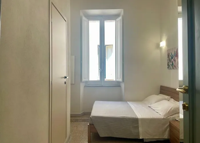 Onlyrooms V - Sea View & Train Station 3*