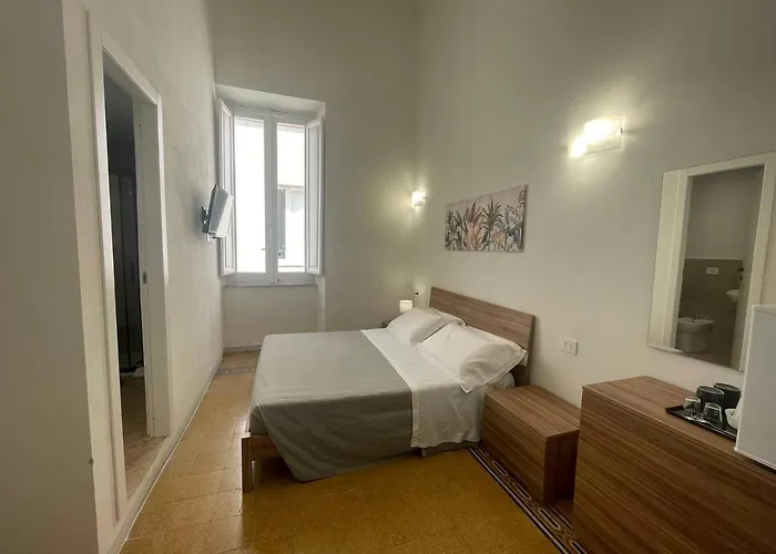 Onlyrooms V - Sea View & Train Station