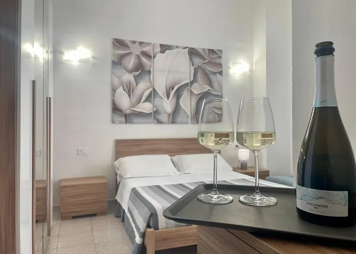 Onlyrooms V - Sea View & Train Station Guest house
