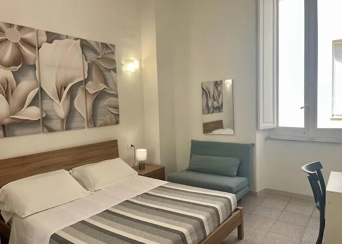Onlyrooms V - Sea View & Train Station 3*