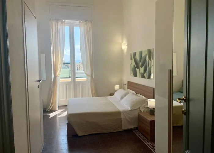 Onlyrooms V - Sea View & Train Station 3*