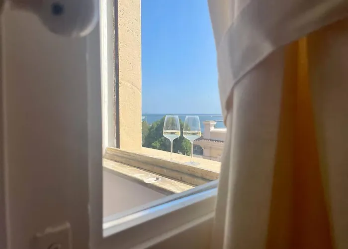 Guest house Onlyrooms V - Sea View & Train Station 3*
